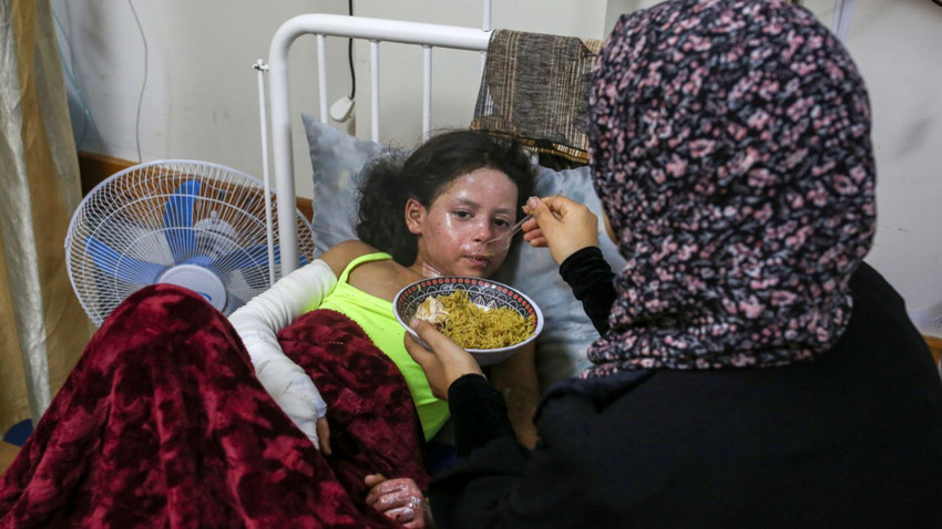 İsrail saldırılarında evine mühimmat isabet eden 8 yaşındaki Batool. (Samar Abu Elouf/The New York Times)