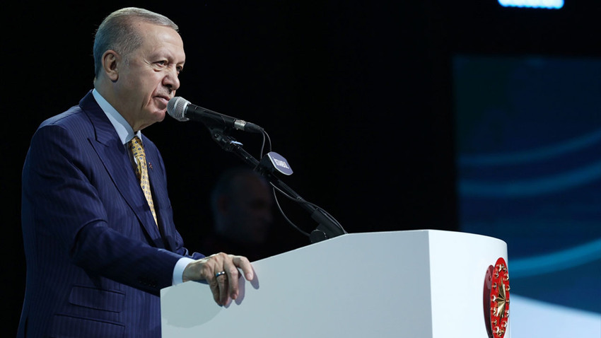 Erdoğan: Kadınla aile arasında duvarlar ören her türlü yaklaşımı reddediyoruz