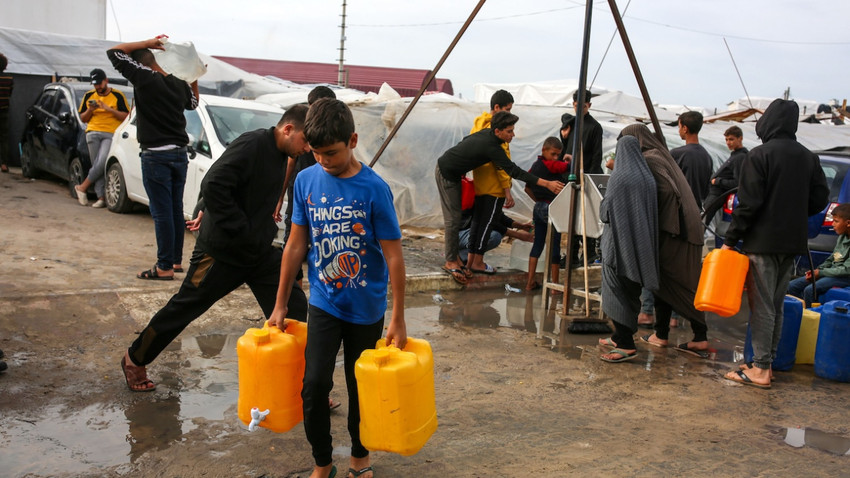 Gazze Şeridi'ndeki Han Yunus'ta temiz su taşıyan Filistinliler 22 Kasım 2023. (Samar Abu Elouf/The New York Times)