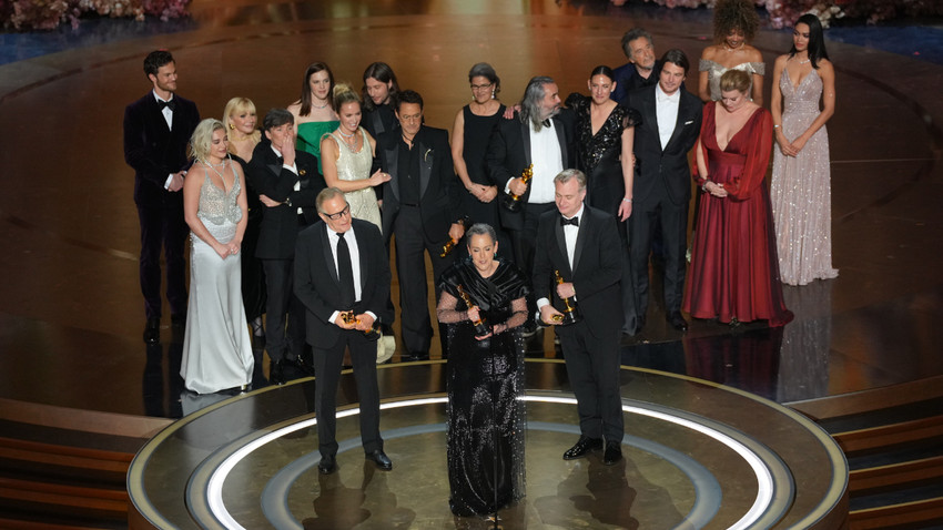 Charles Roven, Emma Thomas ve Christopher Nolan, 10 Mart 2024'te Los Angeles'taki Dolby Theatre'da düzenlenen 96. Akademi Ödülleri'nde "Oppenheimer" filmiyle en iyi film ödülünü alırken. (Amir Hamja/The New York Times)