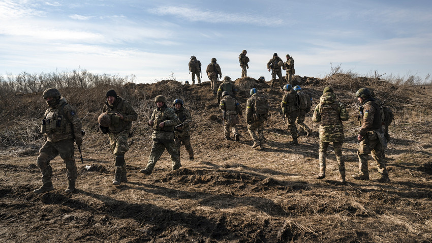 Savaşın son günlerinde Avdiyivka'da savaşan 25. Tabur'a bağlı Ukraynalı askerler ülkenin doğusunda eğitim yaparken, 23 Şubat 2024.  (Fotoğraf: Lynsey Addario/The New York Times)