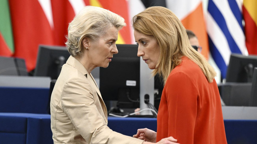 Avrupa Komisyonu Başkanı Ursula von der Leyen (solda) Avrupa Parlamentosu Başkanı Roberta Metsola ile konuşuyor. (FREDERICK FLORIN/Getty Images)