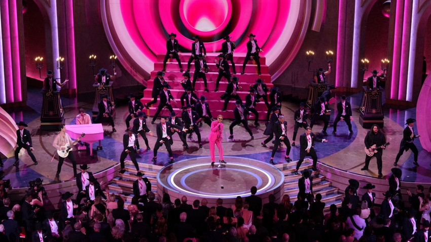 Ryan Gosling, 96. Akademi Ödülleri'nde "Barbie"den "I'm Just Ken" şarkısını seslendiriyor. (Amir Hamja/The New York Times)
