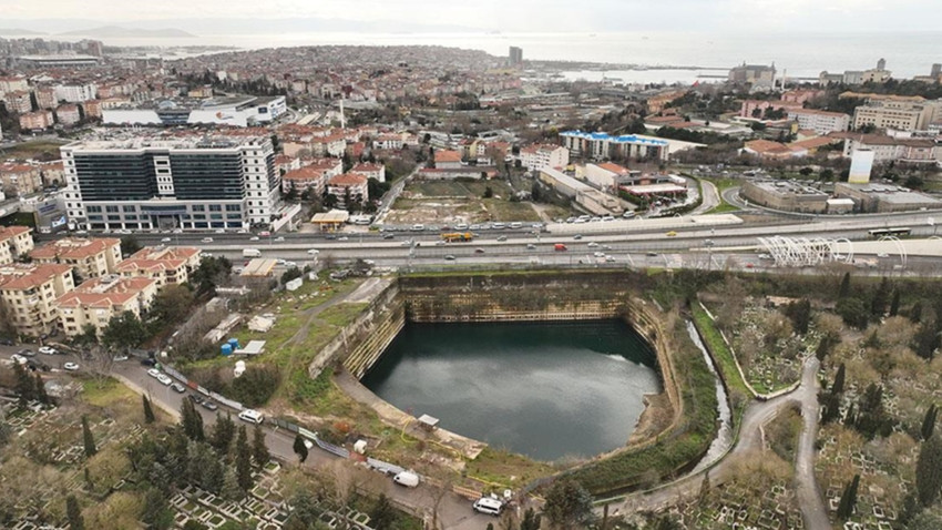 İstanbul'da inşaat temeli suyla doldu, Google ve Apple haritada göl olarak gösterdi