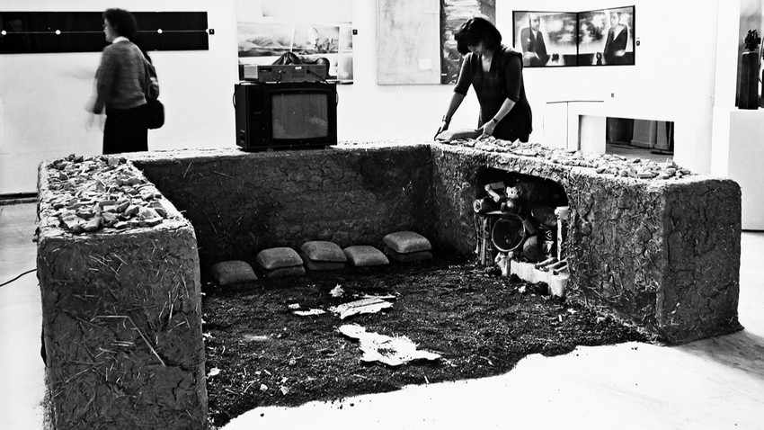 Handan Börüteçene’nin 5. Yeni Eğilimler Sergisi’ndeki (Mimar Sinan Üniversitesi) Kır/Gör enstalasyonu, 1985 Sanatçının izniyle