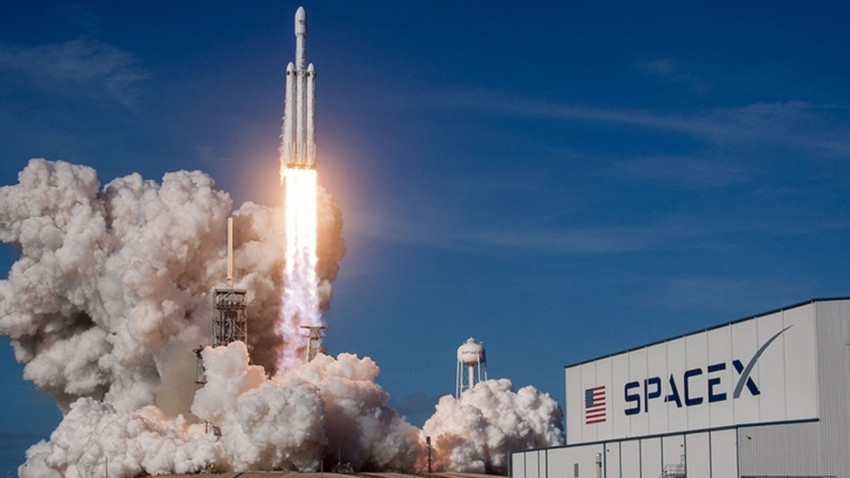 SpaceX'in mega roketi testi başarıyla geçti, Dünya'ya dönüşünde kayboldu