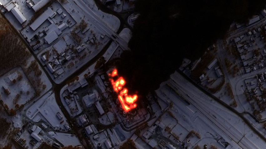 Maxar tarafından sağlanan uydu görüntüsünde, ocak ayında Rusya'nın Klintsy kentindeki bir petrol rafinerisine düzenlenen İHA saldırısı görülüyor (The New York Times)