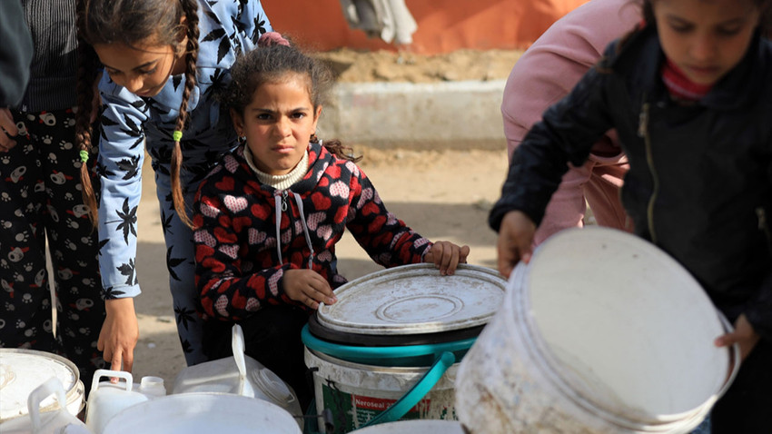 Filistinli çocuklar, ailelerine su temin edebilmek için büyükler kadar mücadele veriyor