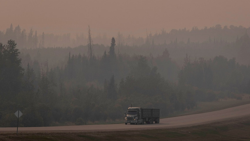 Orman yangınlarından kaynaklanan kalın bir duman tabakası 18 Mayıs 2023'te Kanada'nın Alberta eyaletindeki Fox Creek'te yolu kapladı (Fotoğraf: (Jen Osborne/The New York Times)
