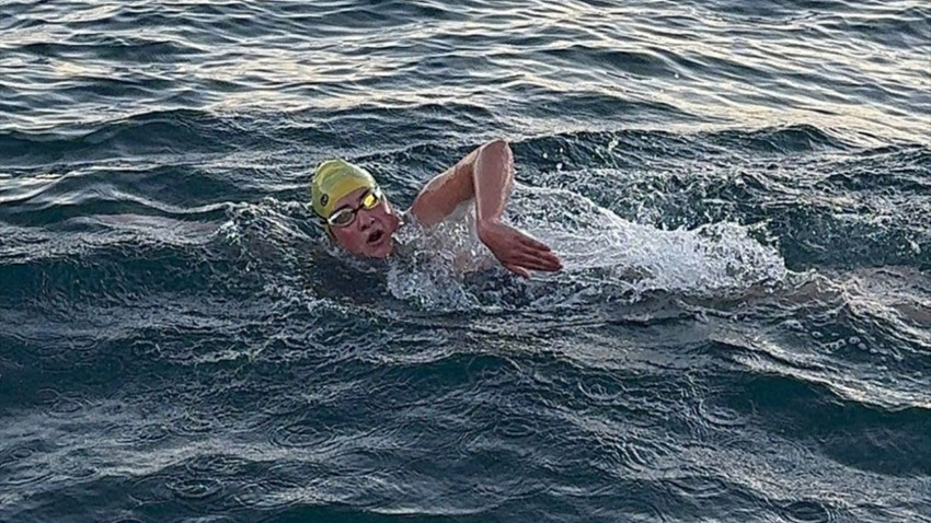 Aysu Türkoğlu Cook Boğazı'nı 7 saat 21 dakikada yüzerek geçti
