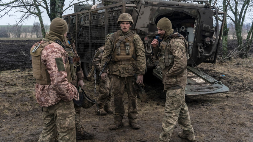 Ukraynalı askerler Zaporijya bölgesinde ABD'den gelen bir Stryker zırhlı aracıyla eğitim yapıyor, 15 Mart 2024 (Fotoğraf: Brendan Hoffman/The New York Times)