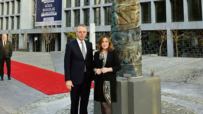Ömer Aras ve Prof. Dr. Handan İnci Elçi, açılış günü heykelin önünde.