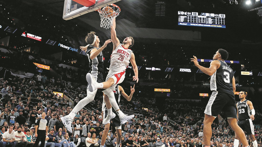 Alperen, San Antonio Spurs deplasmanında Zach Collins’i “posterlerken”.  Fotoğraf: Getty Images