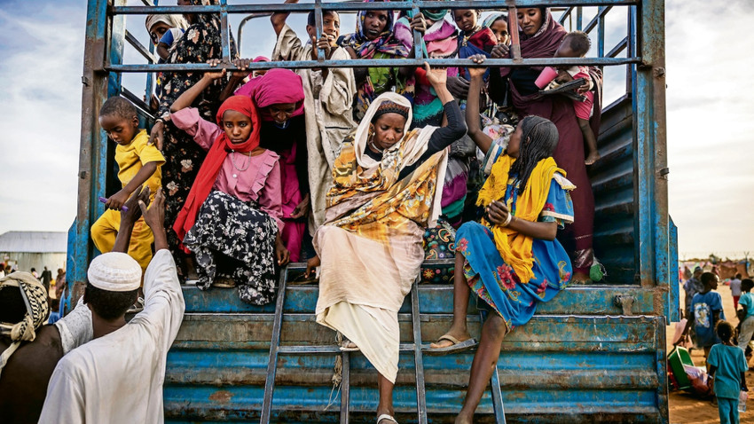 Savaştan Güney Sudan’a kaçan Sudanlı göçmenler. FT yazarı Ganesh'e göre göçün temel sebebi “Zengin yerlerin yoksul yerlere coğrafi yakınlığı ve Afrika’nın, doğum oranlarında dünya çapındaki düşüşün aksi yönünde hareket etmesi.”  (Getty Images)