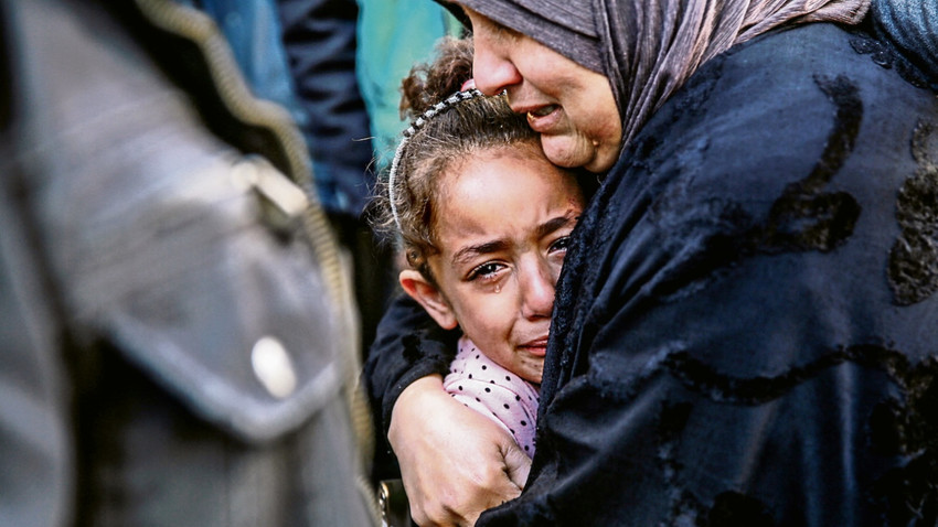 Gazze’deki El Şifa Hastanesi’nin morgu önünde görüntülenen bu kız çocuğu, kaybettiği bir yakınının yasını tutuyor. (Getty Images)