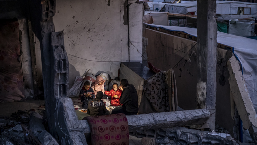 Fotoğraf: İsrail saldırısında evleri yıkılan bir aile (AA)