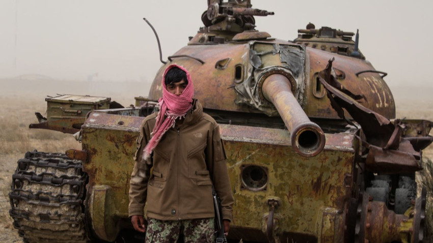 Kabil şehrindeki eski Taliban tankları ve silahları (Shutterstock)