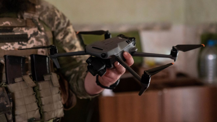 Ukrayna askeri keşif için kullandığı DJI Mavic 3 drone'u gösteriyor