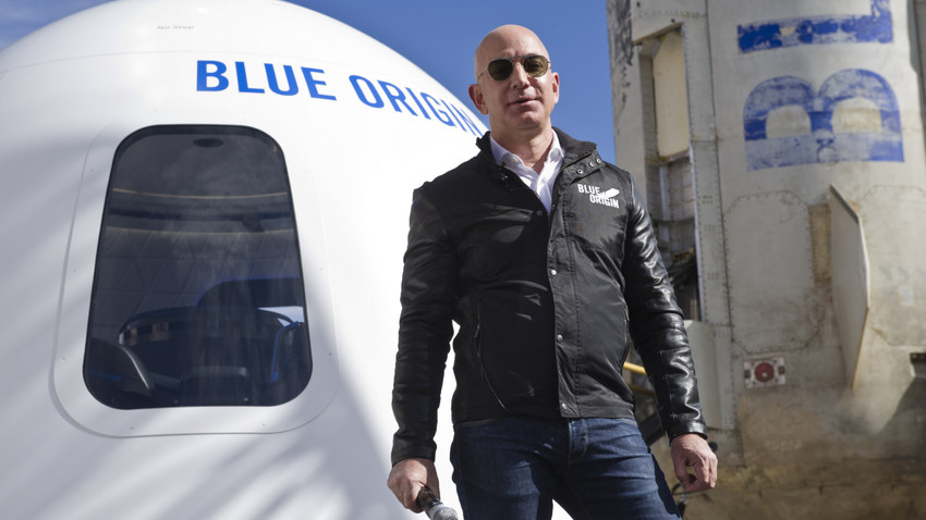 Blue Origin'in 2021'deki ilk 11 dakikalık süren uzay yolculuğunda Bezos'a, kardeşi Mark Bezos, Wally Funk ve Oliver Daemen eşlik etti