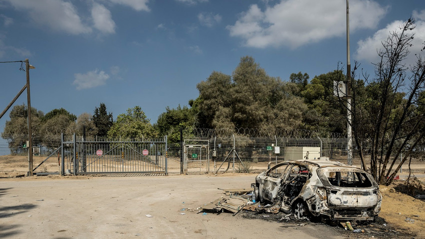 Hamas savaşçılarının 7 Ekim 2023'te Be'eri'de düzenlediği saldırının ardından yanan bir arabanın kalıntıları (Fotoğraf: Sergey Ponomarev/The New York Times)