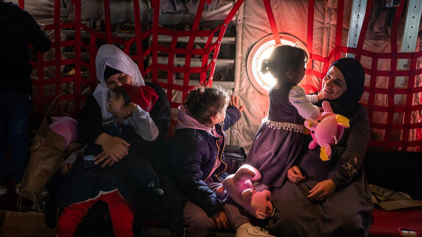 5 yaşındaki Sarah Yusuf (ortada) bakıcısı Niveen Foad (sağda), 5 yaşındaki Shaymaa Shady (solda) teyzesi Lina Gamal, İtalya'ya nakledildiler (Fotoğraf: Nariman El-Mofty/The New York Times)