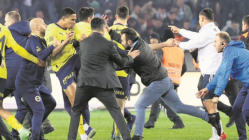 Trabzon deplasmanı sonunda Fenerbahçeli oyuncular saldırıya uğradı.