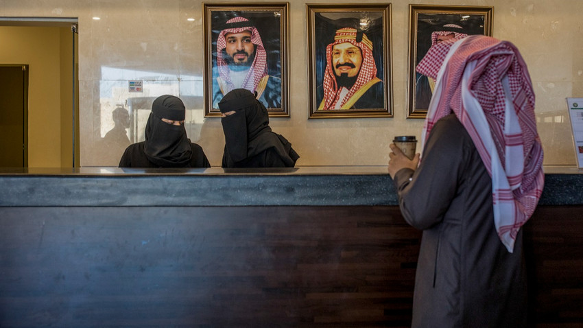 Suudi Arabistan'ın Bisha kentindeki bir otelde çalışan kadınlar, 10 Aralık 2019 (Fotoğraf: Iman Al-Dabbagh/The New York Times)
