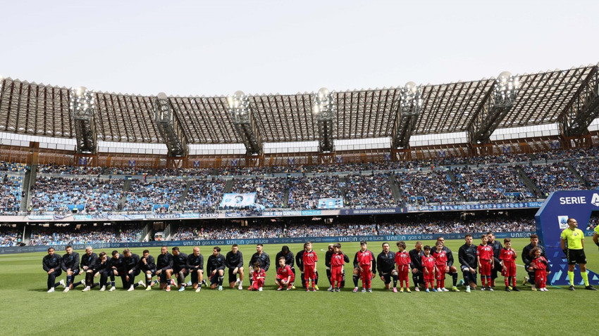 İtalya Serie A'da Napoli takımı diz çökerek ırkçılığı protesto etti