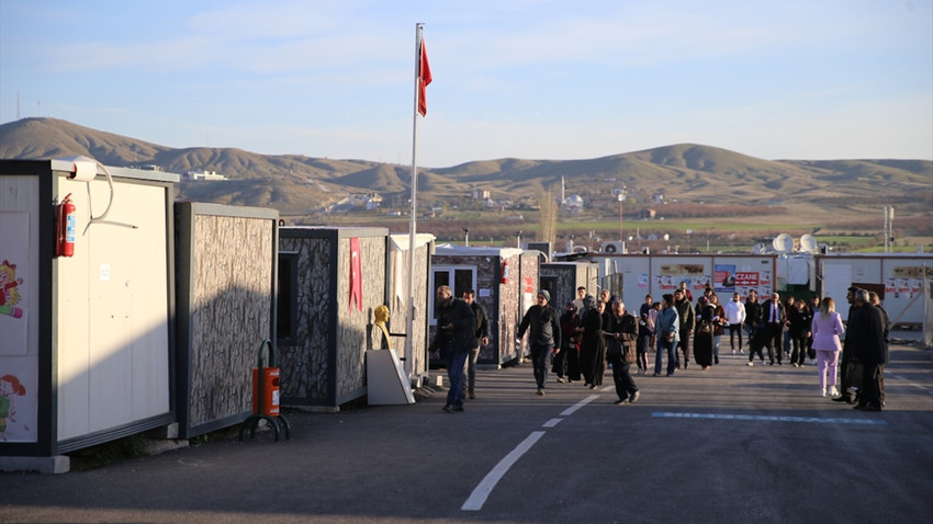 Deprem bölgesindeki vatandaşlar sandığa gitti