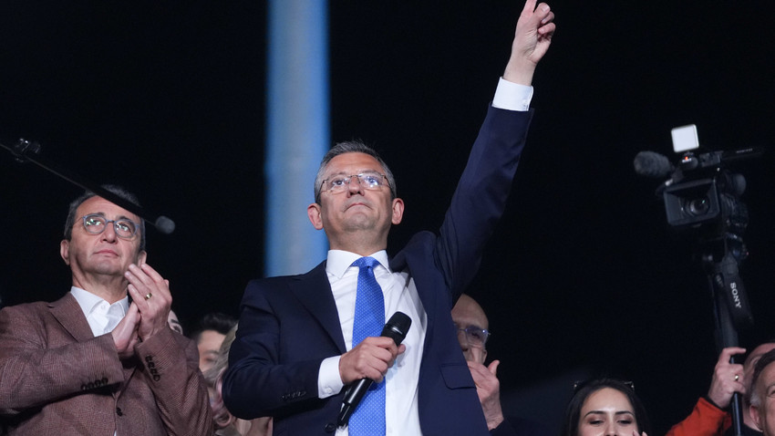 Seçim zaferleri sonrası CHP lideri Özgür Özel halka hitap ederken