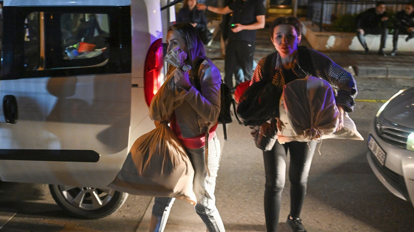 Sayımı tamamlanan oylar ilçe seçim kurullarına teslim ediliyor