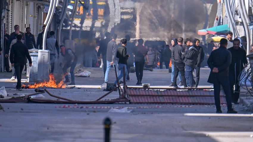 Van'da seçim gerginliği devam ediyor: Ateş yakıp yolları kapattılar