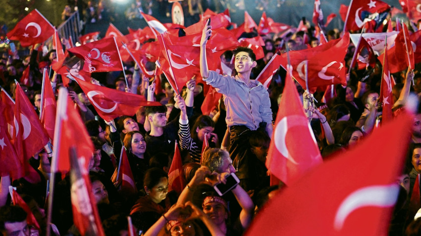 “İktidar 2023’te büyükşehirlerin kaybını Anadolu’nun desteğiyle telafi edebilmişti. Ancak bu seçimlerde büyükşehirlerdeki kayıp oranı büyürken, Anadolu’da da ciddi kayıplar verdi.” (YASİN AKGÜL / Getty Images)