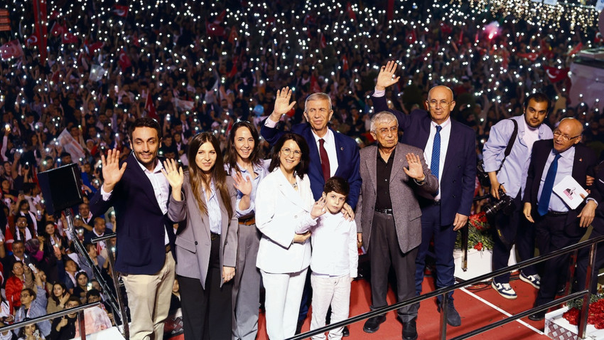 Ankara Büyükşehir Belediye Başkanı Mansur Yavaş sandıktan çıkan sonuçları ailesiyle birlikte kutladı. (ADEM ALTAN / Getty Images)