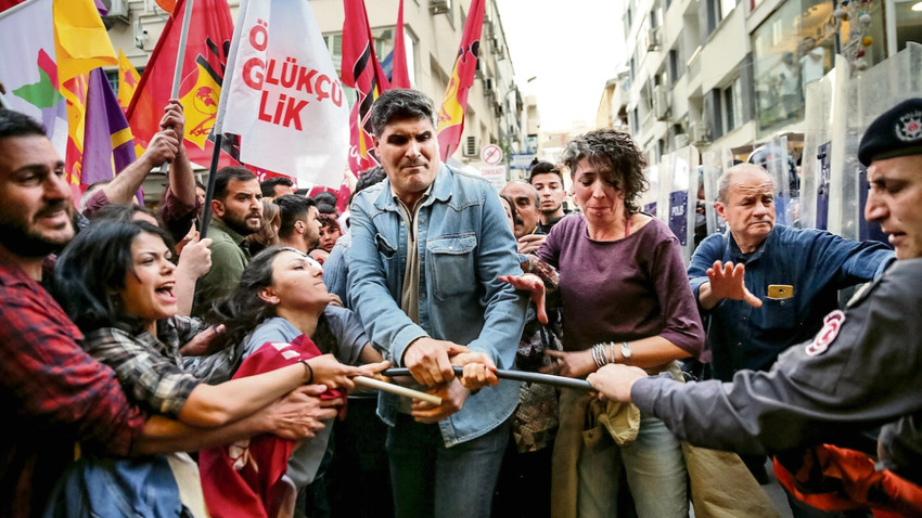 Abdullah Zeydan’ın seçilme haklarının geri alınması, Doğu ve Güneydoğu kentlerinin yanı sıra İzmir’de de protesto edildi. Alsancak Kıbrıs Şehitleri Caddesi’ndeki eylemde polis dağılmamakta ısrar edenleri zor kullanarak dağıtmaya çalıştı.  (Getty)