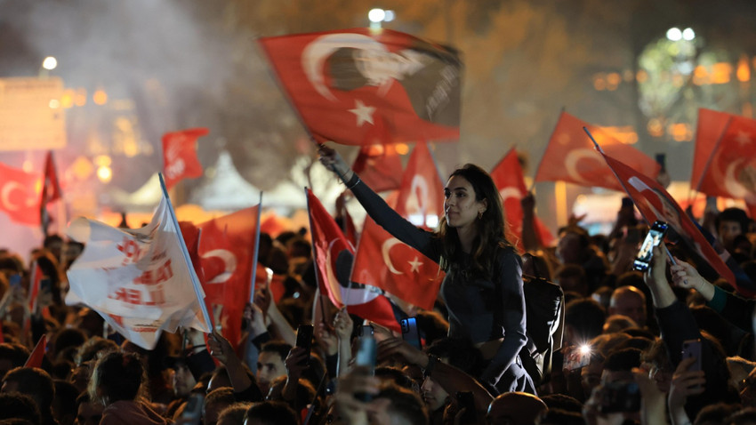 Elif Şafak The Guardian'a yazdı: Türkiye'de kadınlar tüm dünyaya umut verdi