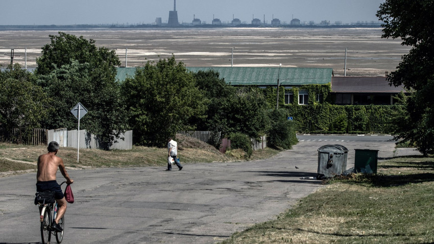 Zaporijya Nükleer Enerji Santrali Ukrayna'nın Nikopol kentinden uzakta böyle görülüyor, 3 Temmuz 2023. (Fotoğraf: Finbarr O'Reilly/The New York Times)