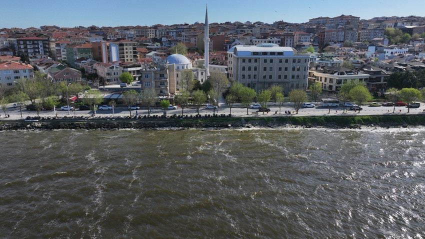 Küçükçekmece Gölü'nün kıyı kesimlerinde suyun rengi değişti