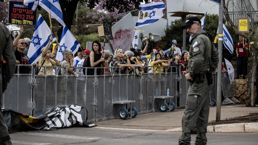 Netanyahu hükümeti karşıtı ve Gazze Şeridi'ndeki İsrailli esirlerin ailelerine destek olmak için Batı Kudüs'te gösteriler düzenlendi