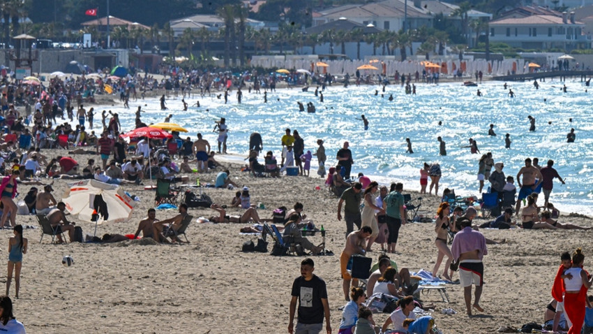 Çeşme'de deniz sezonu erken açıldı