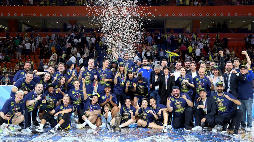 Basketbol FIBA Kadınlar Avrupa Ligi finalinde Fransa ekibi Villeneuve d'Ascq LM takımını 106-73 yenerek şampiyon olan Fenerbahçe Alagöz Holding, düzenlenen törenle kupasını aldı.