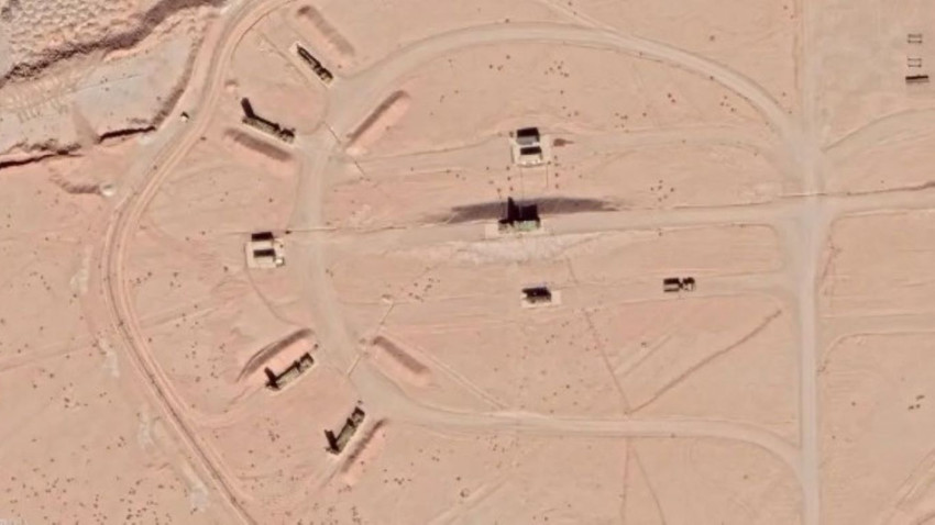Ekim 2021'de İsfahan'daki hava üssünde bir hava savunma sistemi. Radar sistemi ortada ve solda dört füze rampası var (Maxar Technologies, Google Earth)