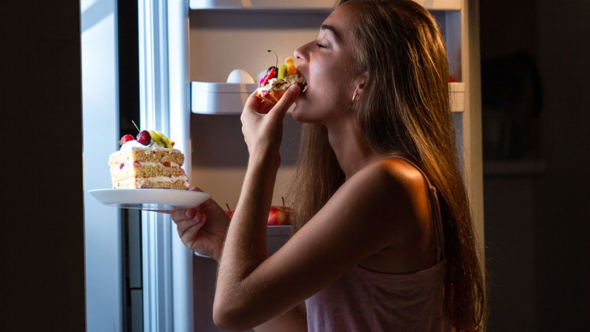 Yalnızlık kadınlarda yeme krizine neden oluyor