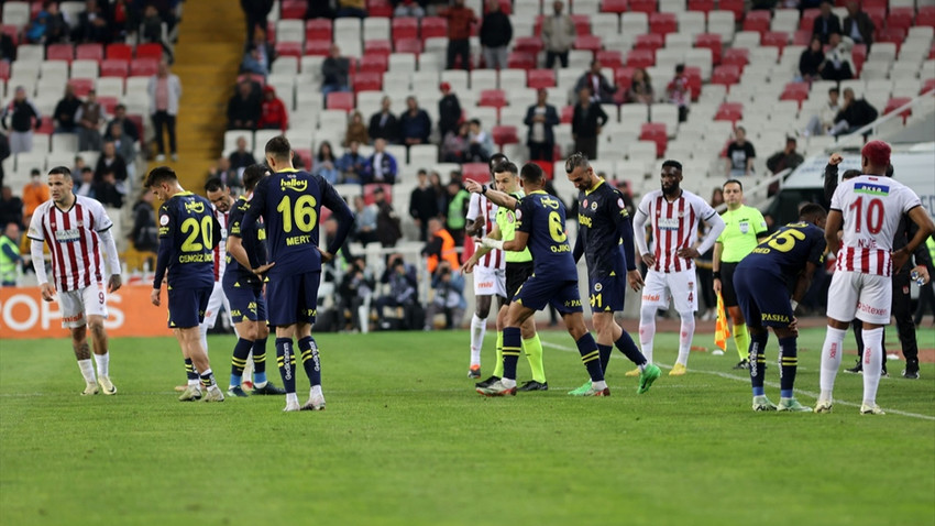 Sivasspor-Fenerbahçe maçındaki penaltı kararının VAR kaydı yayımlandı