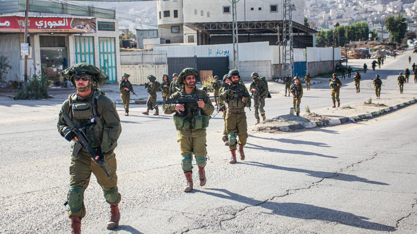 İsrail askerleri, işgal altındaki Batı Şeria'daki Balata Mülteci Kampı'na baskın düzenlerken. 24 Kasım 2023