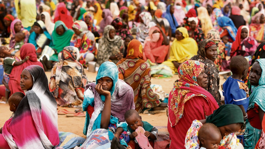 Son 1 yılda  Darfur’dan Çad’a 600 bin mülteci geçti. Fotoğraftaki mülteciler geçici kampta Dünya Gıda Programı’nın yardım paketlerini bekliyor. (Getty Images)