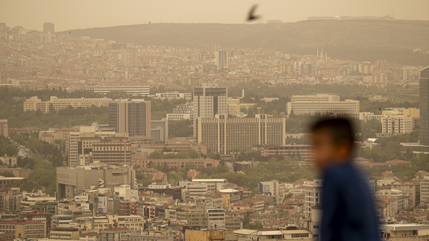 Ankara'da toz taşınımı nedeniyle puslu hava kente hakim oldu