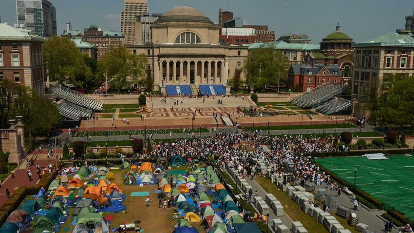 Filistin yanlısı protestocular pazartesi günü Columbia Üniversitesi kampüsünde toplandı (Fotoğraf: Bing Guan/The New York Times)