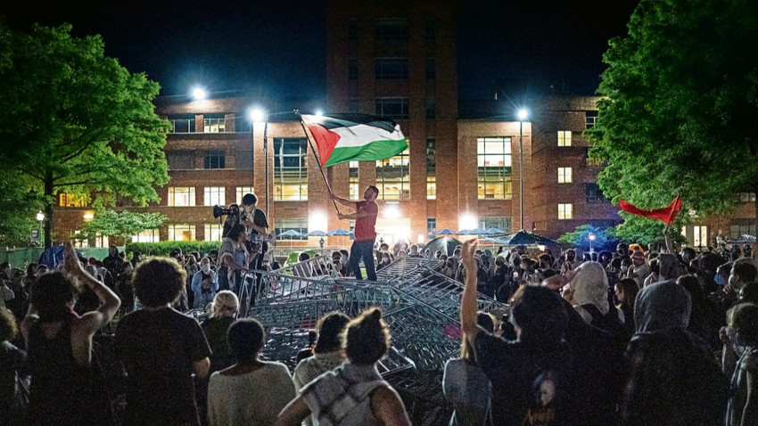 George Washington Üniversitesi’nin bahçesindeki barikatları polis yıkınca, eylemlerin dördüncü gününde daha fazla öğrenci protesto alanına akın etti. Getty Images