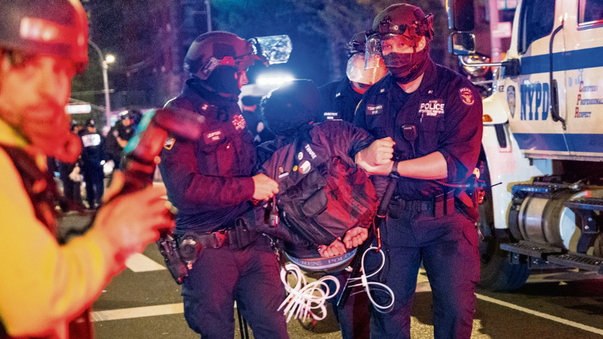 Polis Columbia Üniversitesi’nde protestocuların işgal ettiği Hamilton Hall’a ikinci kattaki bir pencereden girdi. Kampüsün güneyinde Amsterdam Bulvarı’nda bilekleri bağlı düzinelerce öğrenciyi sıraya dizdi ve götürmek için minibüs hazırladı (Getty)